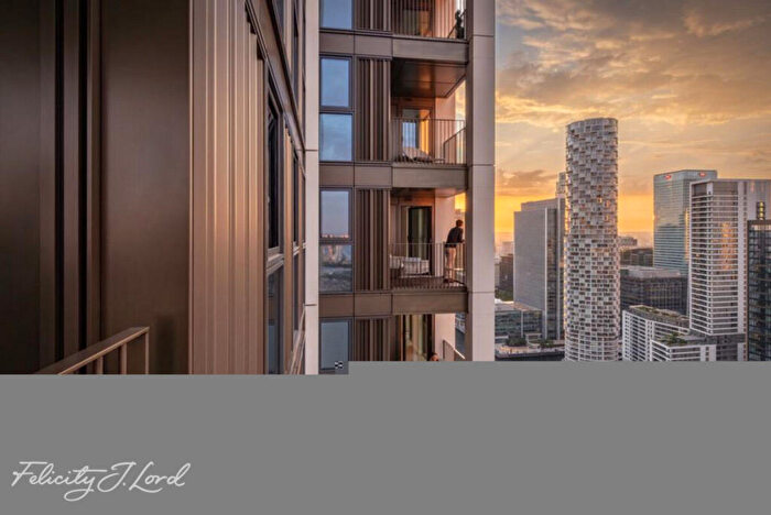 3 Bedroom Apartment For Sale In Landmark Square, London, E14