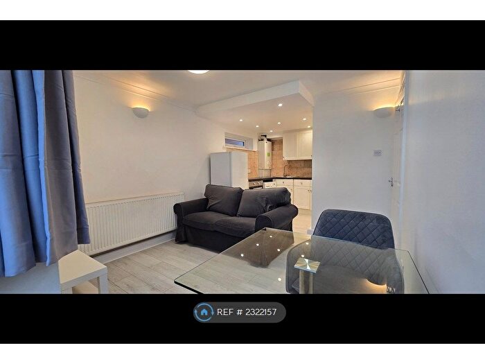 2 Bedroom Flat To Rent In Roman Court, Leeds, LS8