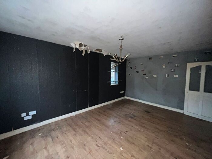 5 Bedroom Semi-detached House For Sale In Dawson Street, Walsall, WS3