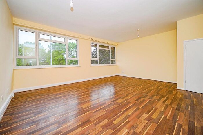 3 Bedroom Maisonette For Sale In Bellgate, Hemel Hempstead, HP2