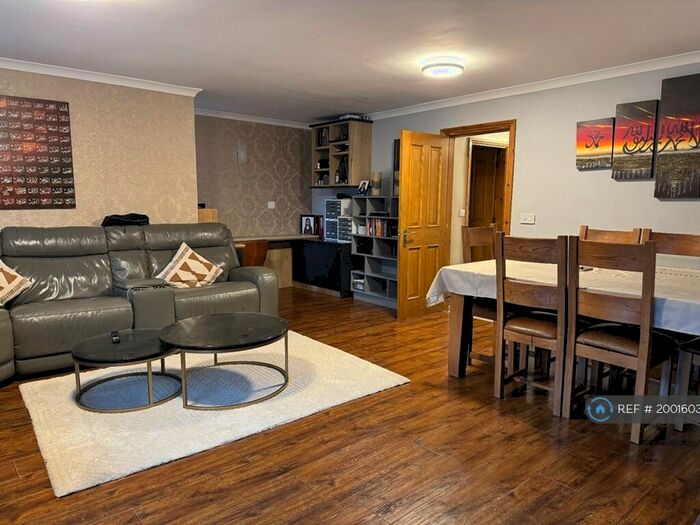 6 Bedroom Semi-Detached House To Rent In The Green, Rotherham, S60