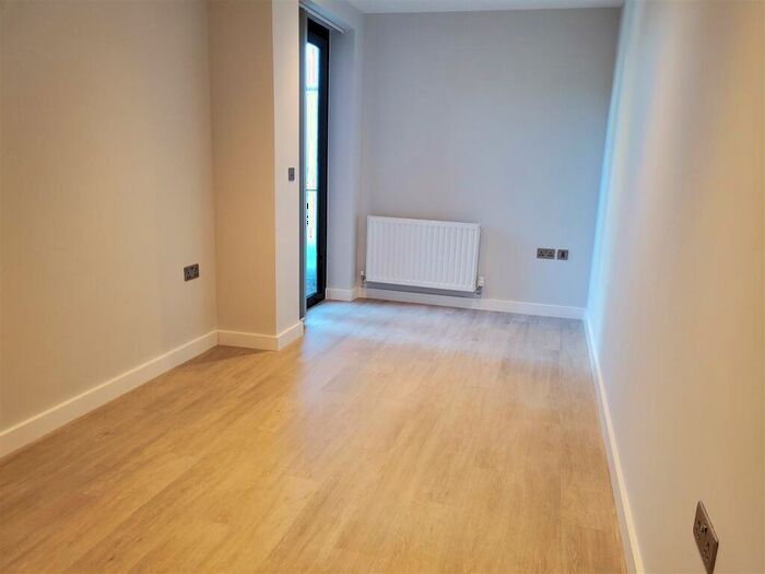 1 Bedroom Apartment To Rent In - Geoge Lane, South Woodford, London, E18