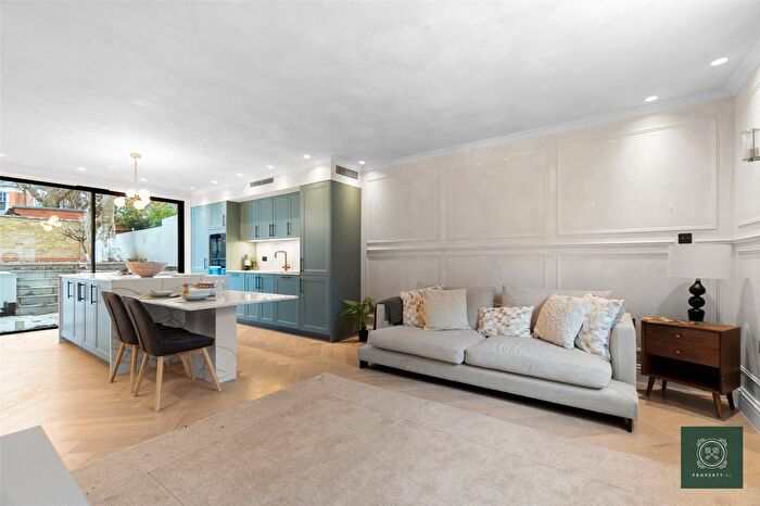 2 Bedroom Flat For Sale In Graham Road, London, E8