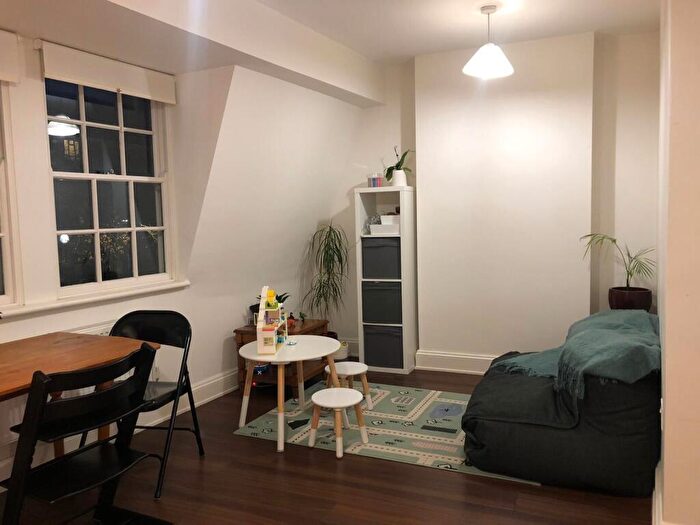 2 Bedroom Flat To Rent In Long Acre, Bath, BA1