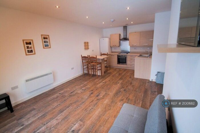 2 Bedroom Flat To Rent In Houseman Crescent, Manchester, M20