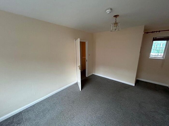2 Bedroom Flat To Rent In High Road, Byfleet, KT14
