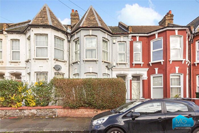 2 Bedroom Apartment To Rent In Carlingford Road, Ducketts Green, London, N15