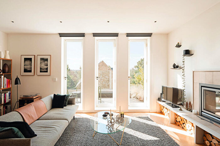2 Bedroom Flat For Sale In Grove Park, London, SE5