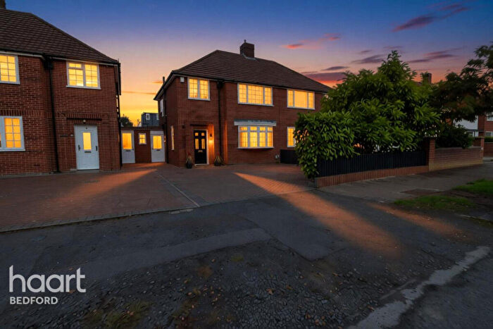 3 Bedroom Semi-Detached House For Sale In Hatfield Crescent, Bedford, MK41