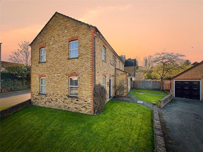 2 Bedroom Flat To Rent In Middle Hill, Egham, Surrey, TW20