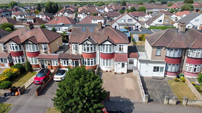 3 Bedroom Semi-Detached House For Sale In Wennington Road, Rainham, RM13