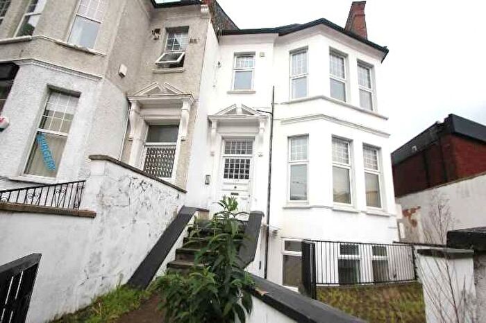 2 Bedroom Flat To Rent In Upper Clapton Road, London, E5