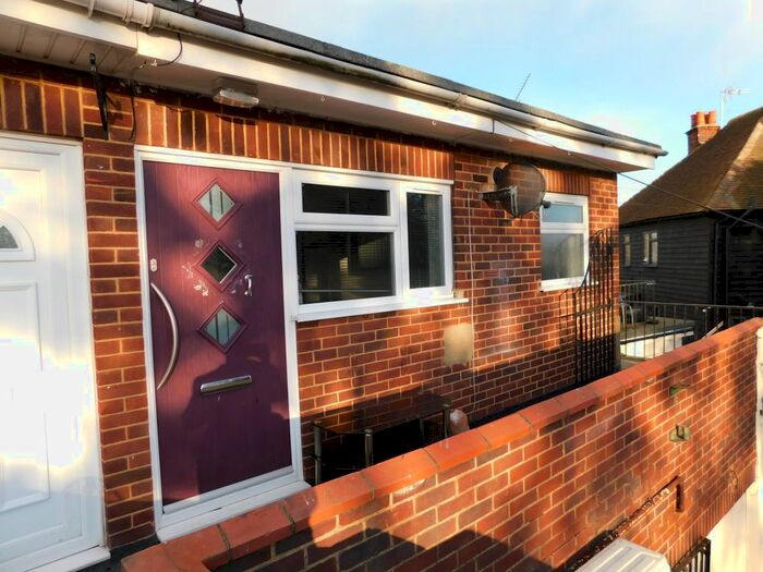 2 Bedroom Flat To Rent In Canvey Road, Canvey Island, SS8