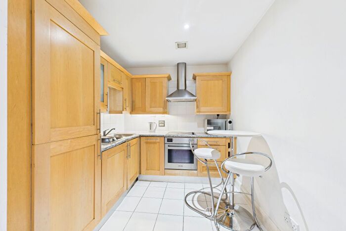 2 Bedroom Flat To Rent In Whitehouse Apartments, Belvedere Road, London, SE1