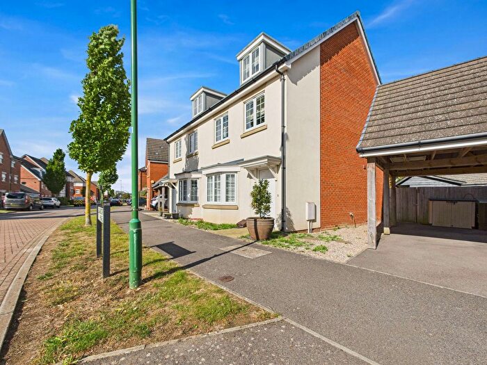 3 Bedroom Semi-detached House For Sale In Blackbourne Chase, Littlehampton, BN17