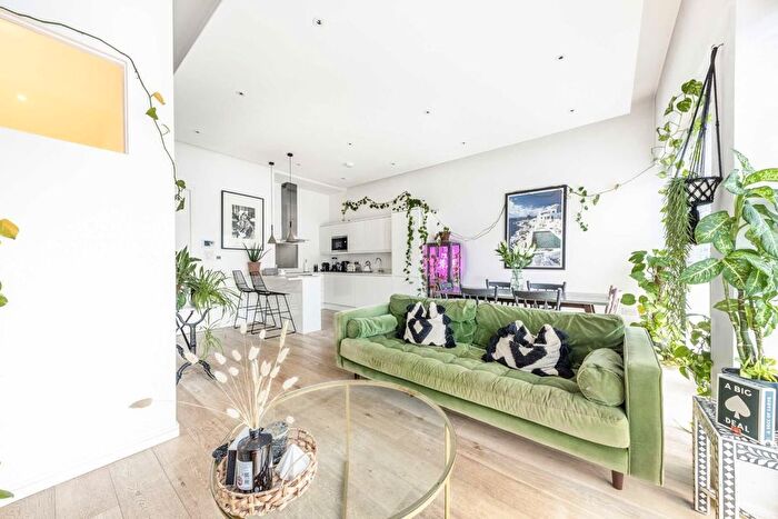 2 Bedroom Flat For Sale In Dee Road, Richmond, TW9