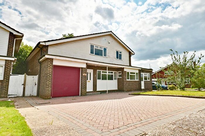 4 Bedroom Detached House To Rent In Plaxtol Close, Bromley, BR1