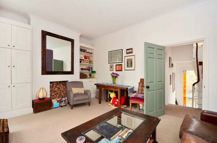 2 Bedroom Maisonette To Rent In Union Square, Islington, London, N1