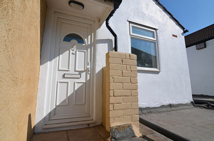 2 Bedroom Flat To Rent In The Brent, Dartford, DA1