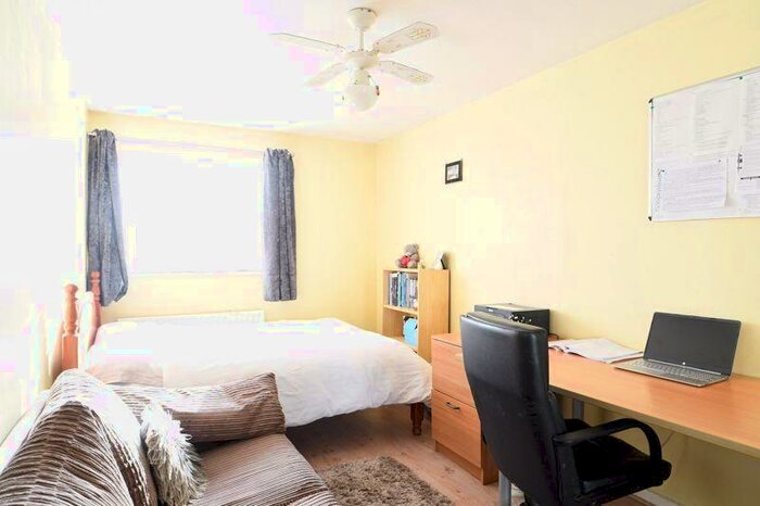 2 Bedroom Detached House To Rent In Manor Way, Brighton, BN2
