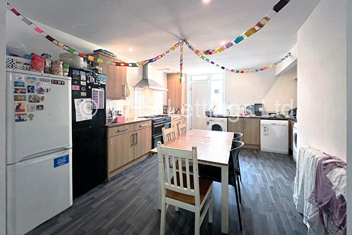 6 Bedroom Terraced House To Rent In Headingley Avenue, Leeds, LS6