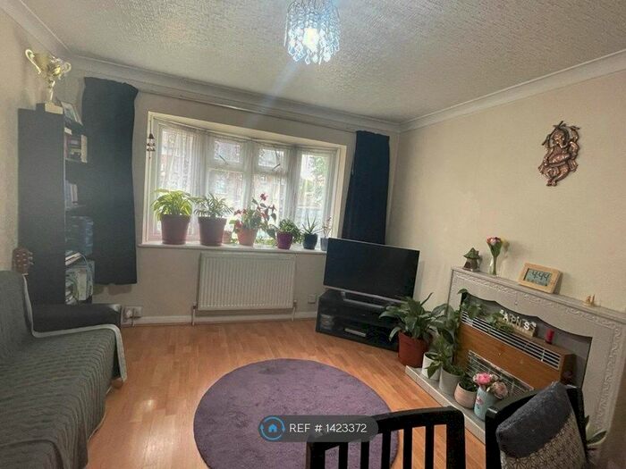 2 Bedroom Maisonette To Rent In Eastern Avenue, Ilford, IG2