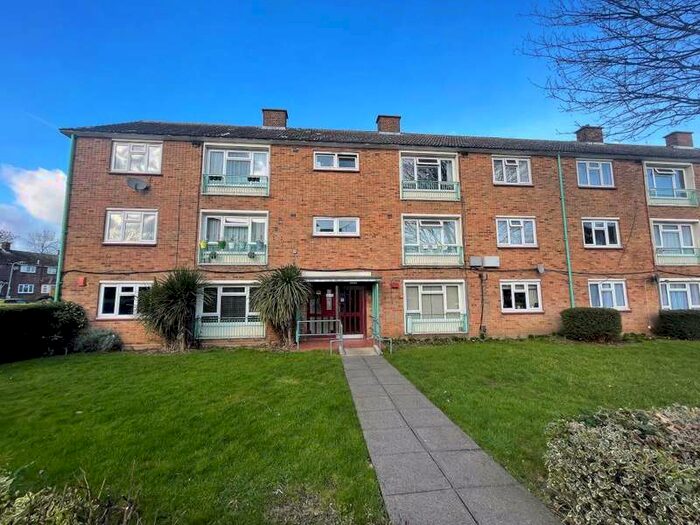 2 Bedroom Flat To Rent In Brading Cerscent, Wanstead E11