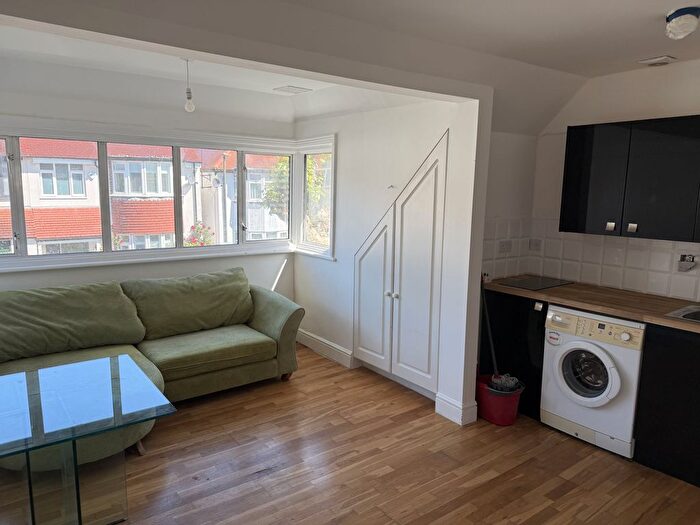 2 Bedroom Flat To Rent In London, NW11