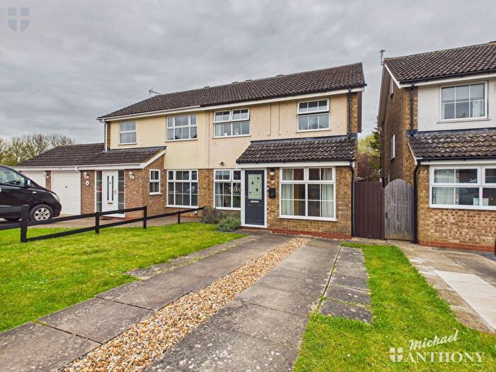 3 Bedroom Semi Detached House For Sale In Dalesford Road, Aylesbury, HP21