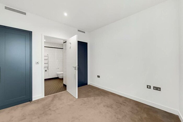 2 Bedroom Flat To Rent In Defoe House, Canning Town, London, E14