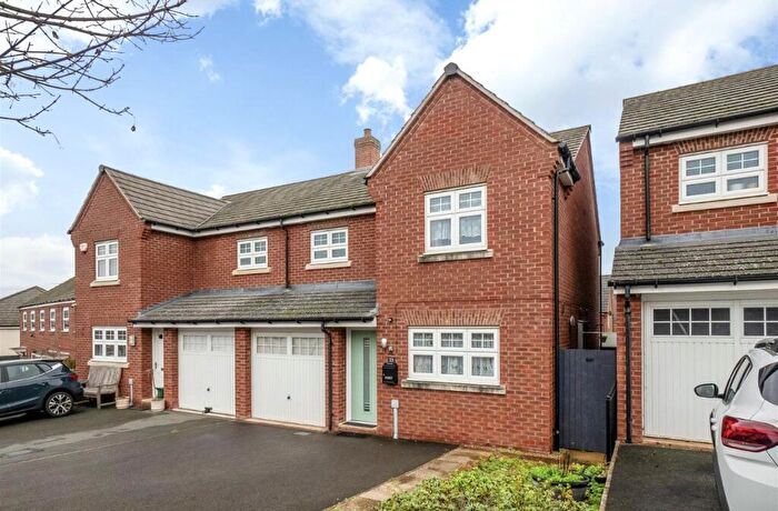 3 Bedroom Semi Detached House For Sale In Poplar Way, Whitnash, Leamington Spa, Warwickshire, CV31