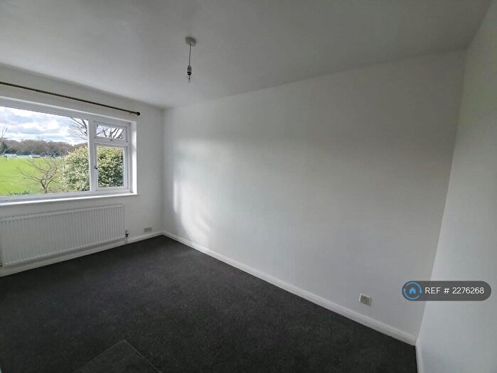 3 Bedroom Flat To Rent In Coppice Way, London, E18
