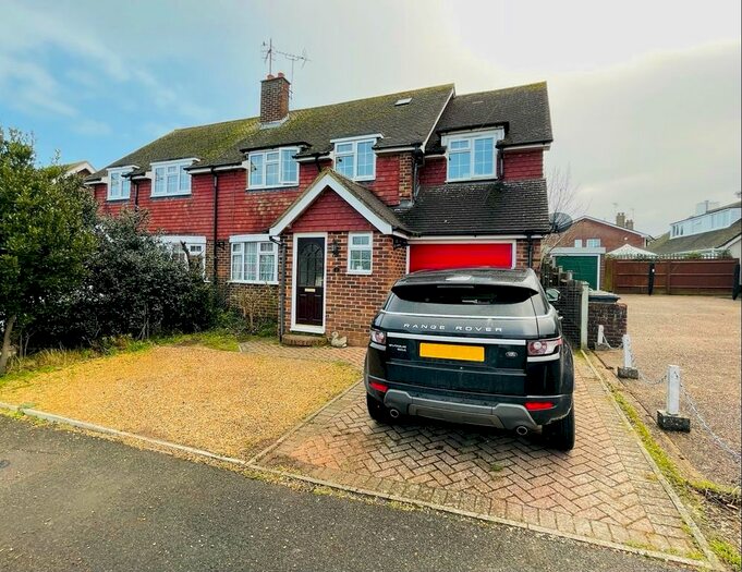 4 Bedroom Property To Rent In Walnut Walk, Polegate BN26