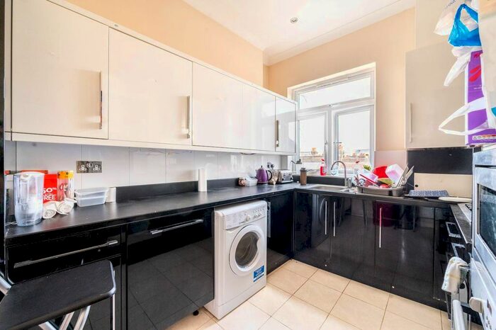 3 Bedroom Flat To Rent In Fulham Palace Road, Bishop's Park, London, SW6