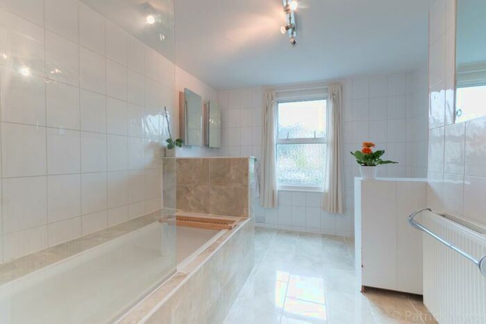 4 Bedroom Semi-Detached House To Rent In Ashbourne Grove London, SE22