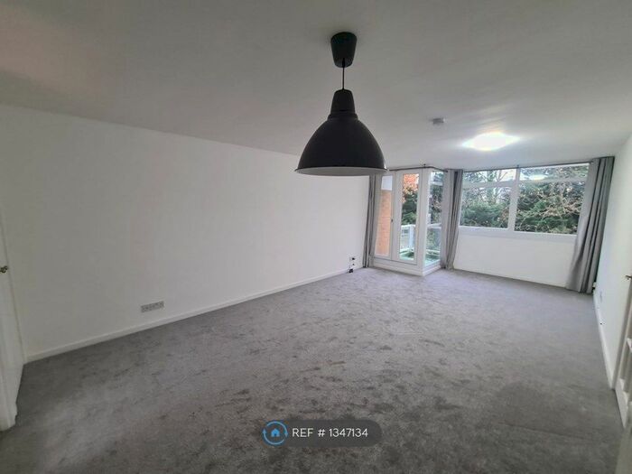 2 Bedroom Flat To Rent In Park View Court, Woking, GU22