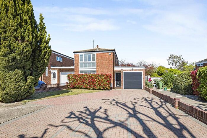 3 Bedroom Detached House For Sale In Speldhurst Close, Bromley, BR2