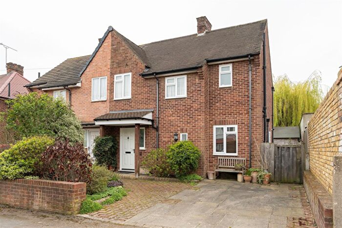 3 Bedroom Property For Sale In Fyfield Road, Woodford Green, IG8