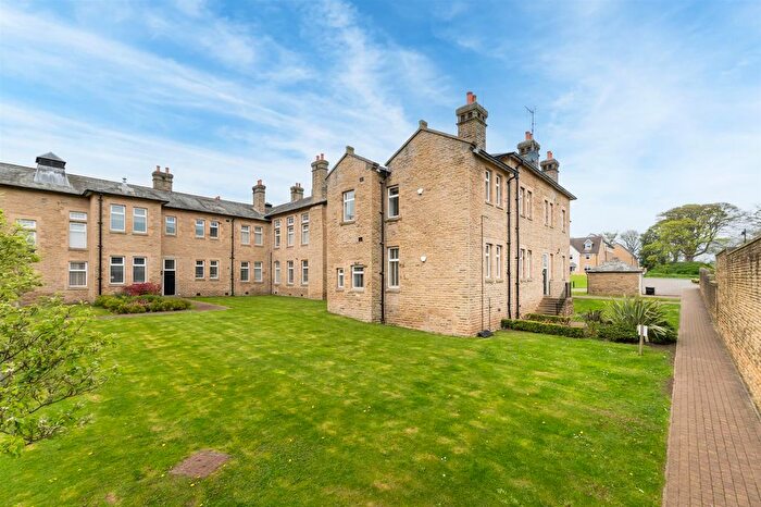 2 Bedroom Flat For Sale In Arkendale Court, Menston, LS29