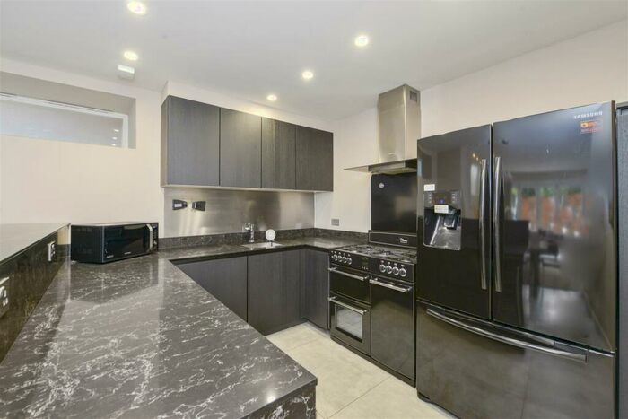 2 Bedroom Apartment To Rent In Lyndhurst Road, London, NW3