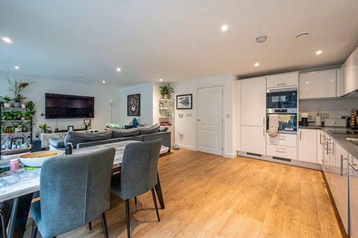 3 Bedroom Maisonette For Sale In Montford Place, Stratford, London, E15