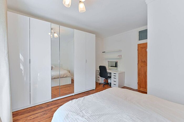 2 Bedroom Flat To Rent In .Clapham Road, Clapham, London, SW9