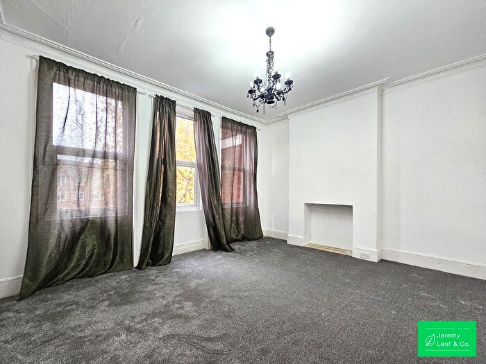 3 Bedroom Flat To Rent In High Road, East Finchley, N2