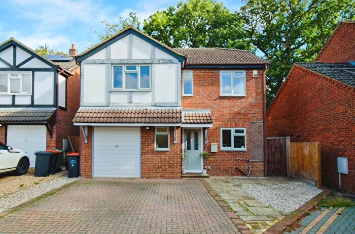 4 Bedroom Detached House For Sale In The Orchard, Slip End, Luton, LU1