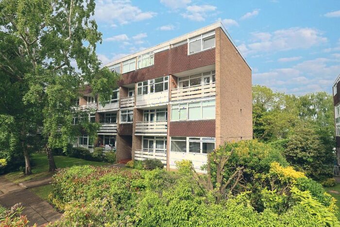 2 Bedroom Flat To Rent In Hill View Court, Woking, Surrey, GU22