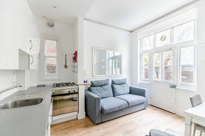 1 Bedroom Flat To Rent In New Kings Road, Hurlingham, London, SW6