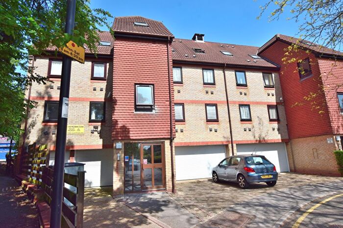 2 Bedroom Flat To Rent In Pilgrims Close, Palmers Green, N13