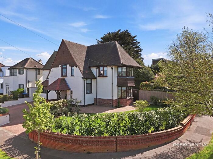 4 Bedroom Detached House For Sale In Mount Pleasant Road, Chigwell, IG7