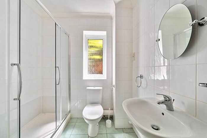 2 Bedroom Flat For Sale In Kings Court, The Avenue, Tadworth, Surrey., KT20