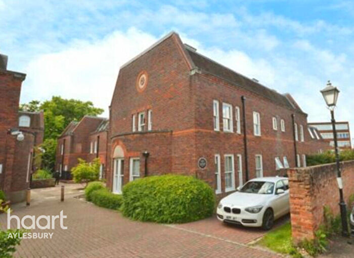 2 Bedroom Apartment For Sale In Oxford Road, Aylesbury, HP19